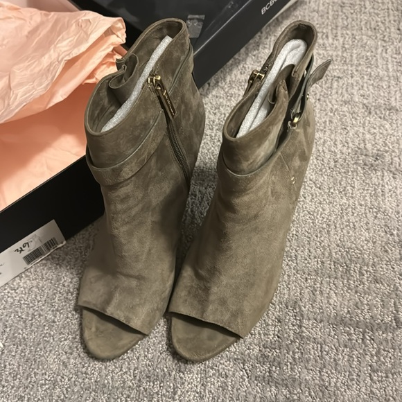 BCBGeneration Women Cassia Suede Peep Toe Booties Fatigue Green size 10 - Picture 2 of 9